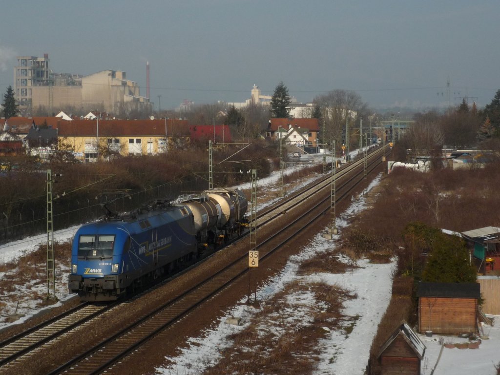 1116 912-5 der MWB passiert mit ihrer leichten Fracht als DGS 59101 Kln-Eifeltor Gbf - Donauwrth das Dyckerhoff Zementwerk zwischen Wiesbaden-Ost und Mainz-Kastel. 17.02.10