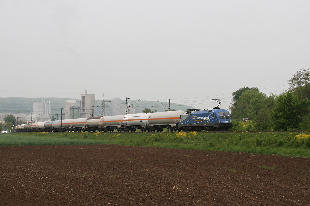 1116 912 mit einem Kesselwagenzug am 08.05.2010 bei Karlstadt im Maintal.