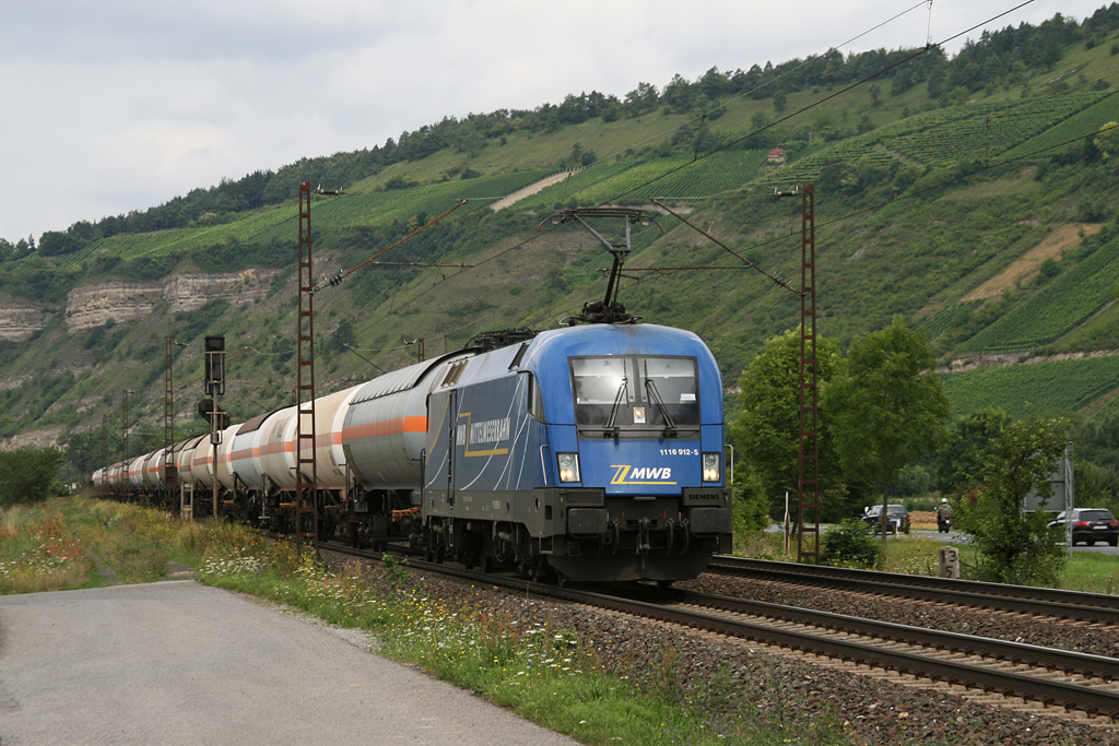 1116 912 der MWB mit einem Kesselwagenzug am 04.08.2010 bei Thngersheim im Maintal.