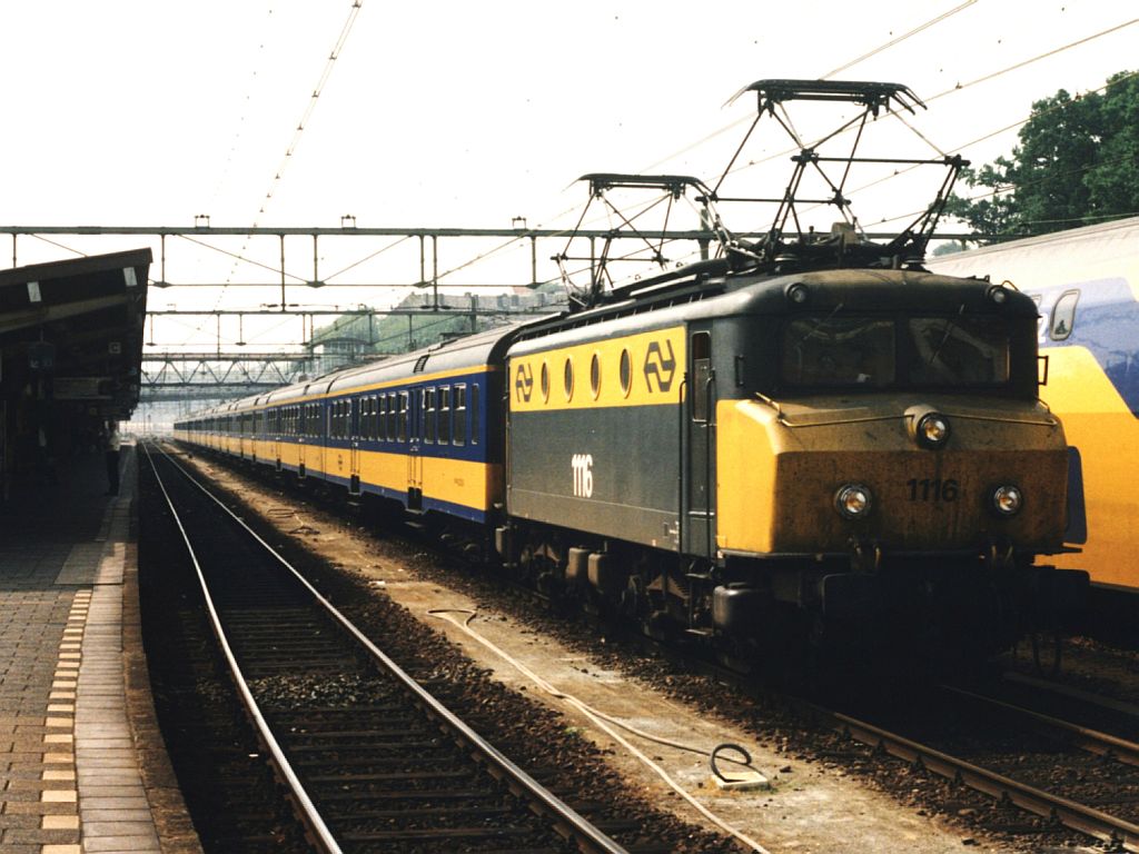 1116 auf Bahnhof Arnhem am 26-6-1996. Bild und scan: Date Jan de Vries.