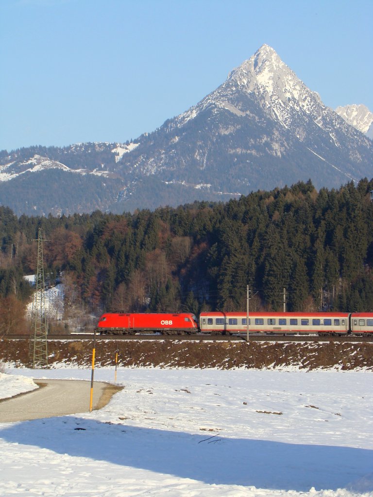 1116 bespannte Schnellzug bei Kirchbichl.09.02.2011