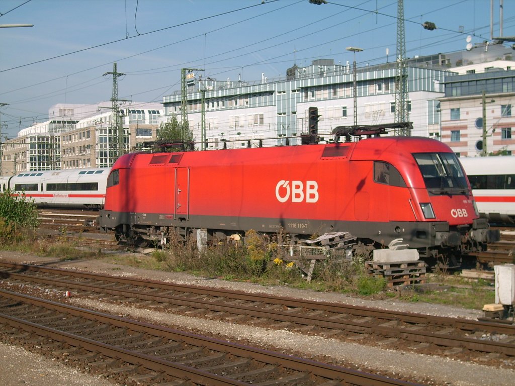 1116 der BB steht am 24.09.2011 im Nrnberg Hbf . Im Hintergrund trifft gerade ein ICE 1 aus Richtung Wrzburg ein. 