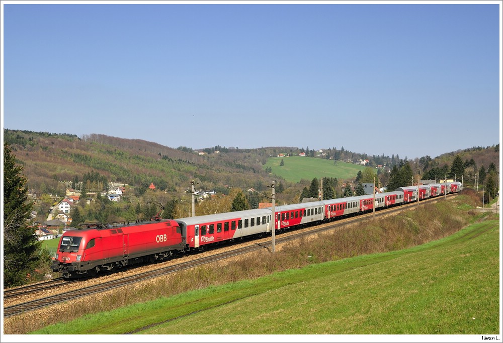 1116.002 mit einem interessanten Vulkanaschesonderzug (Wien/West -> Mnchen (CS-Wagen) bzw. Passau (Dostos)); Eichgraben, 17.04.2010