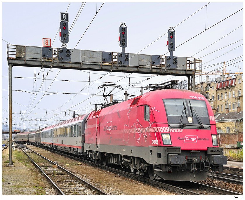 1116.003 (Railcargo Austria) mit dem D346 bei der Durchfahrt in Wien/Penzing, 12.12.2009.