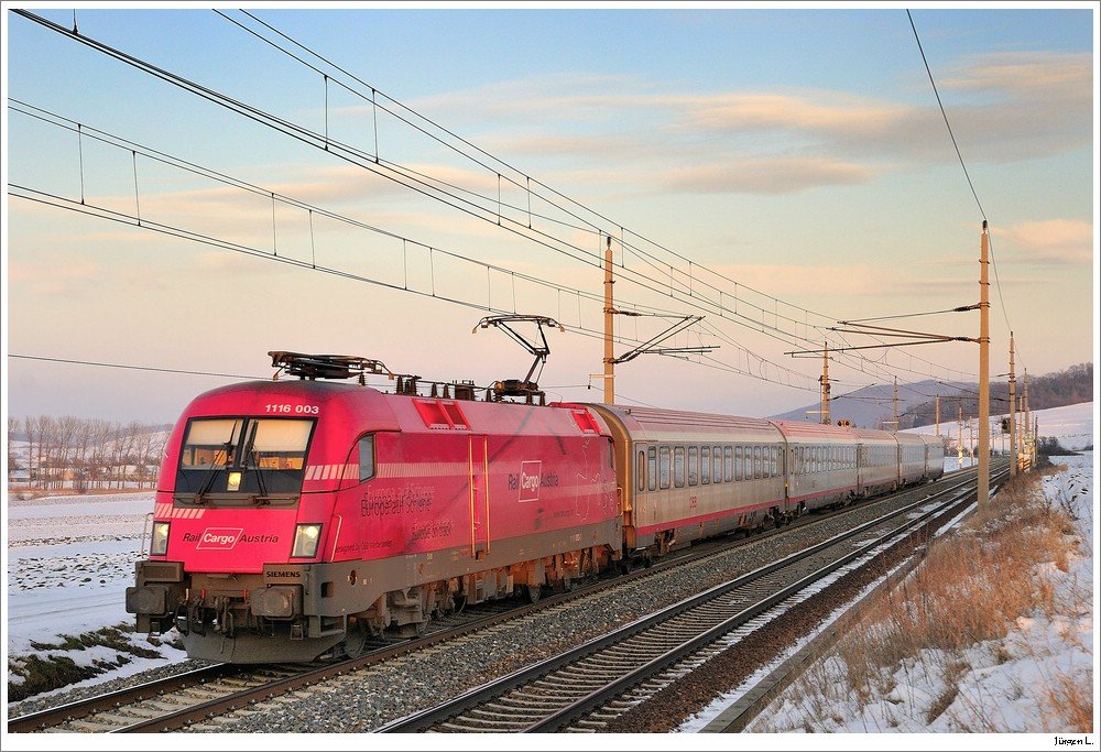1116.003 (RailCargoAustria) am IC 868. Ollersbach, 16.1.2010.