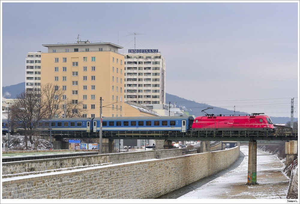 1116.003 (RCA) berquert gerade in Wien/Hietzing mit dem D346 (Bukarest-Wien) den Wien-Flu, die U-Bahn-Linie U4 sowie die Wr. Westeinfahrt; 6.3.2010.