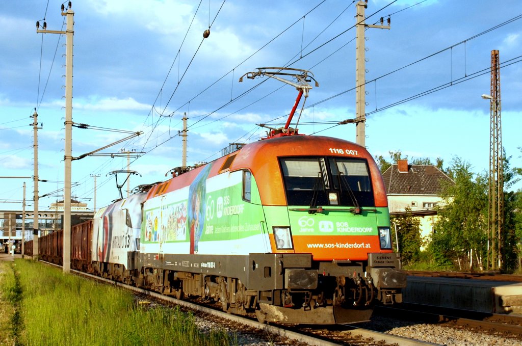 1116.007 + 264 SOS Kinderdorf mit der 3 bei der durchfahrt mit G 48403  in Wels Hbf am 15.5.13 