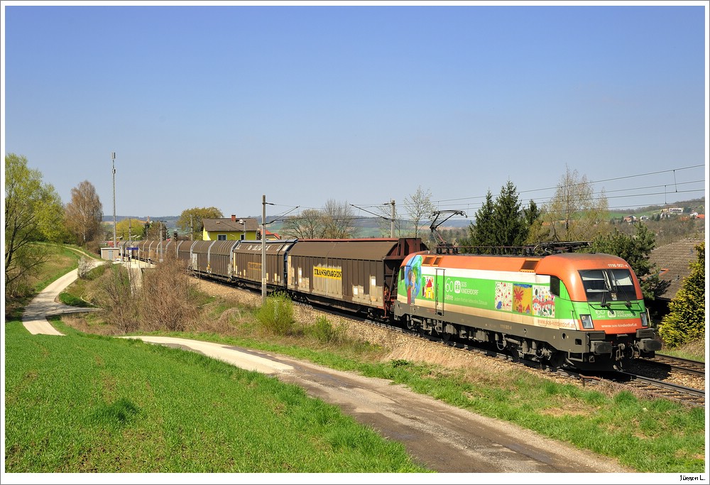 1116.007 (SOS-Kinderdorf) mit dem Audi-Zug SGAG47113; Hofstatt, 17.4.2010.