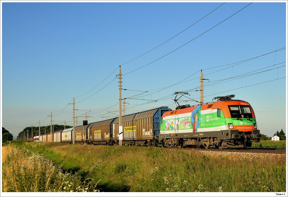 1116.007 (SOS-Kinderdorf) mit dem Audizug 47126 bei Oftering; 8.7.2010.