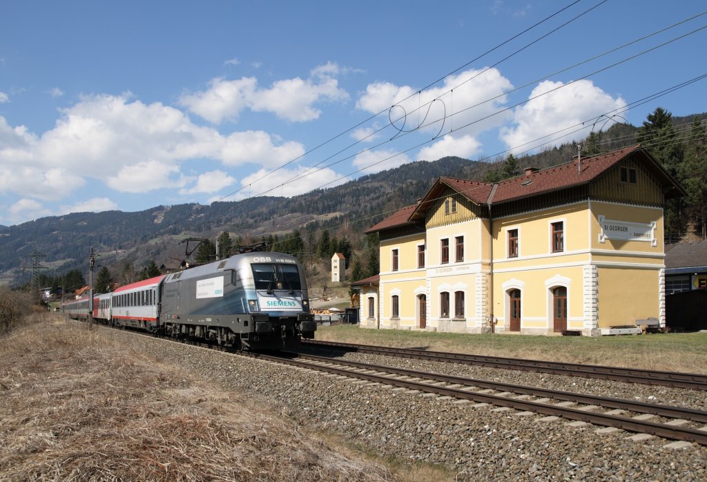 1116.038  Siemens  passiert mit dem OIC 538 am 30.03.2011 das ehemalige Aufnahmsgebude von St. Georgen/Judenburg.
