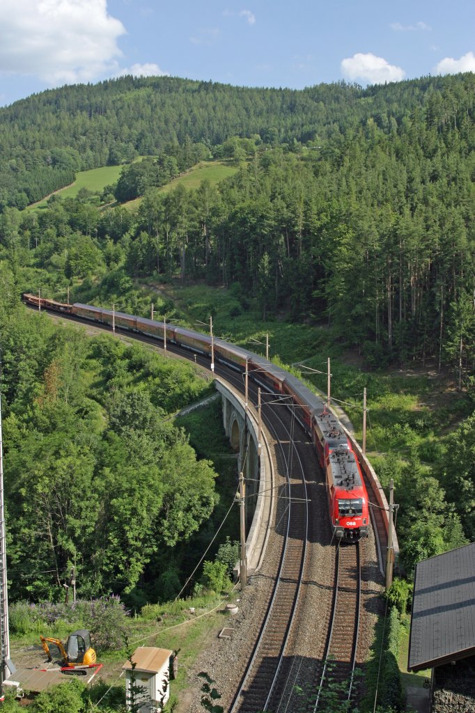 1116.038+RJ-630 vom Tunnelportal des Pettenbachtunnel aus, auf den Hllgraben fotografiert. 17.7.13
