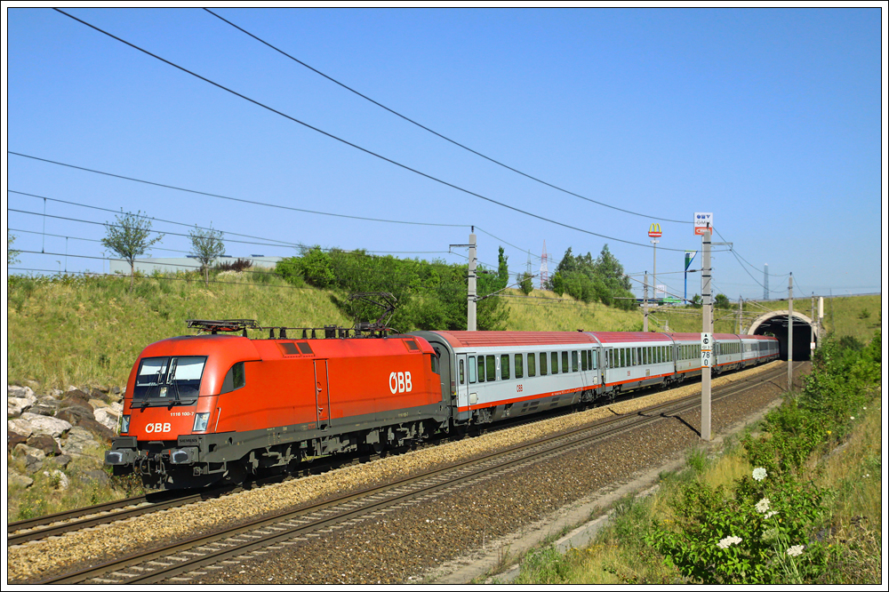 1116.100 fhrt mit dem OEC 748 seinem Ziel Innsbruck Hbf entgegen. Loosdorf, am 10. Juli 2010