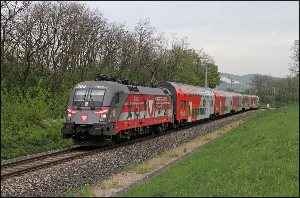 1116.138 bespannte am 30.04.13 den REX 7631 von Deutschkreutz nach Bratislava-Petrzalka, und war um 16:12 zwischen Mllendorf und Neufeld/Leitha zu sehen.
