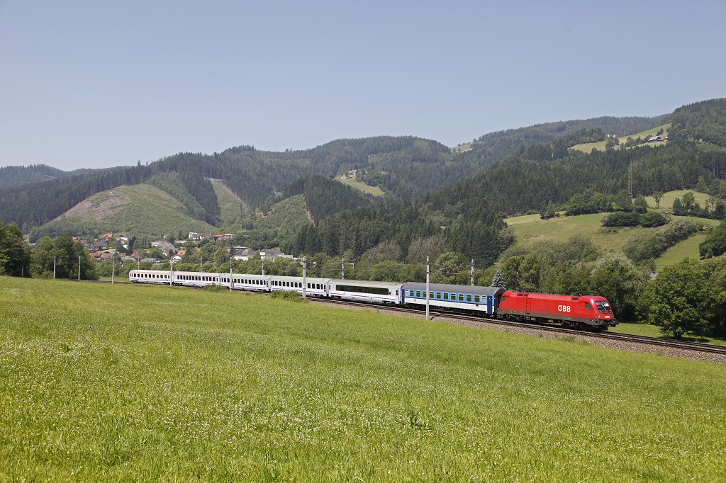 1116.183 ist am 17.06.2013 mit EC102 (Villach - Warschau) bei Kindberg zu sehen.