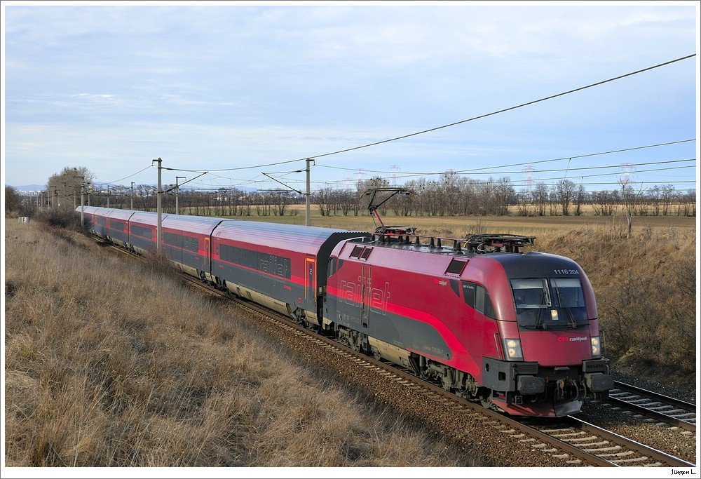 1116.204 fhrt mit RJ63 von Wien nach Budapest; Gramatneusiedl, 28.2.2010.