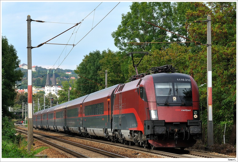 1116.210 mit dem RJ65 (Mnchen - Budapest); Hier bei Wien/Speising, 18.9.2010.