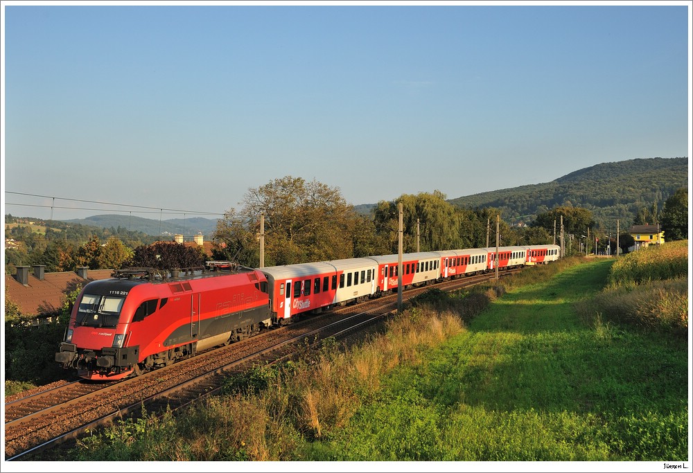 1116.221 mit einem Regionalzug bei Hofstatt; September 2009