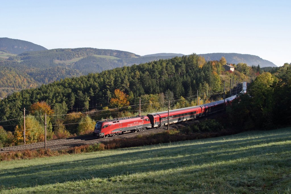 1116.237 als RJ-556 glnzt im herbstlichen Gegenlicht bei Eichberg am 21.10.12