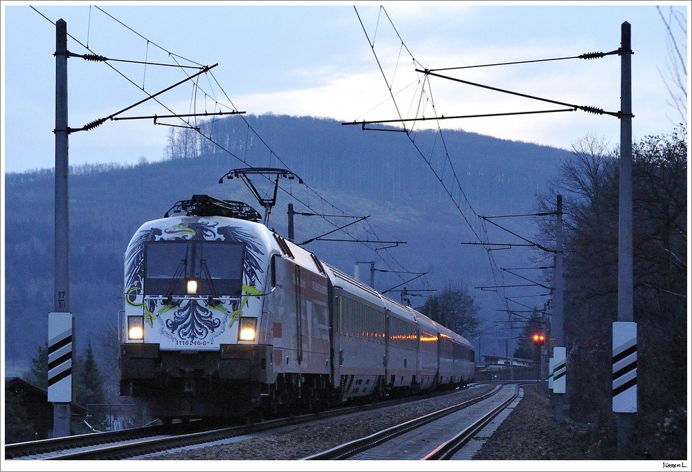 1116.246 (Bundesheer) mit dem OIC 863 unterwegs nach Wien/Westbhf. Kurz vor Untertullnerbach, 27.12.2009.