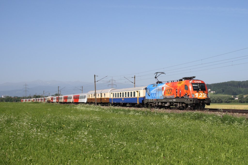 1116.250 bespannte am 12.06.2010 den etwas gew�hungsbed�rftigen Sonderzug 19462 von Villach Hbf. nach Wien Westbf. Aufgenommen bei St. Margarethen/Knittelfeld