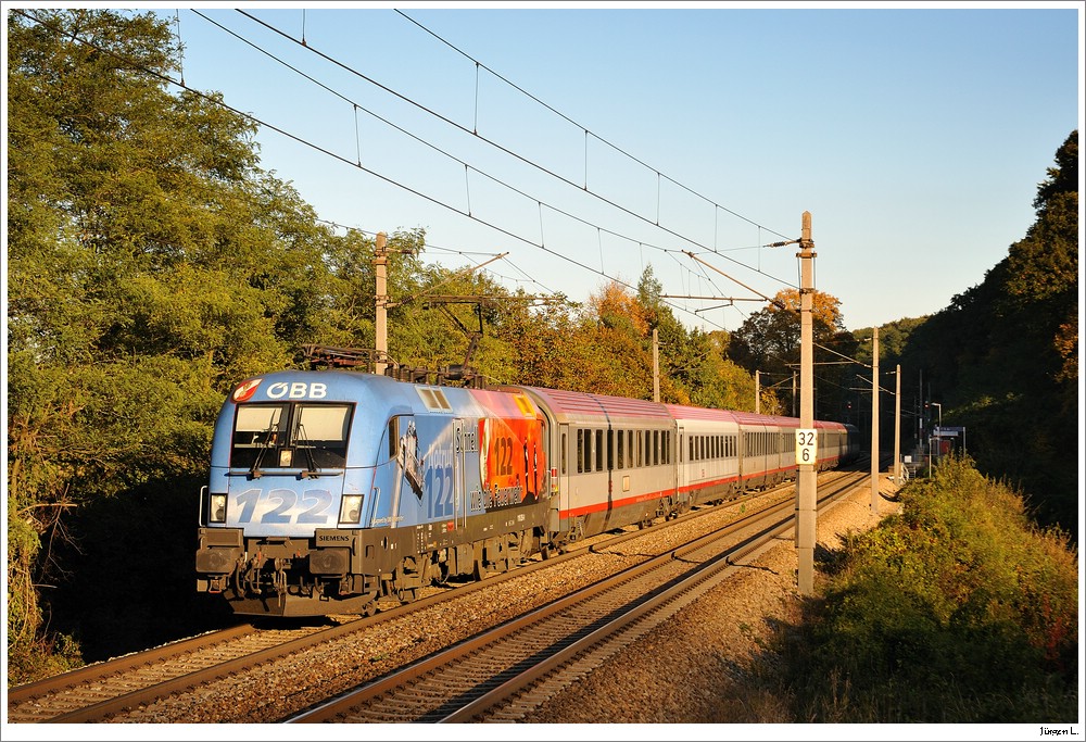 1116.250 mit dem OIC646 in Unter Oberndorf; der Schatten im Vordergrund ist bereits die Nacht / 1min. spter wre hier nichts mehr gegangen... 9.10.2010