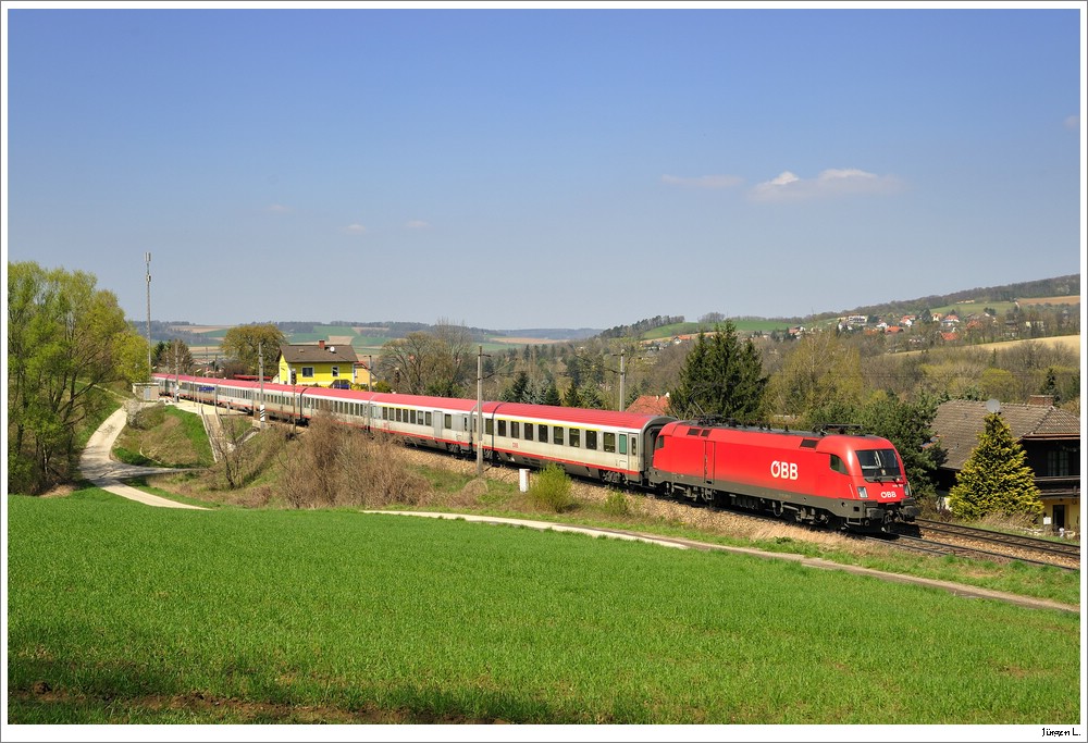 1116.282 mit dem OIC549 bei der Durchfahrt in Hofstatt, 17.4.2010.