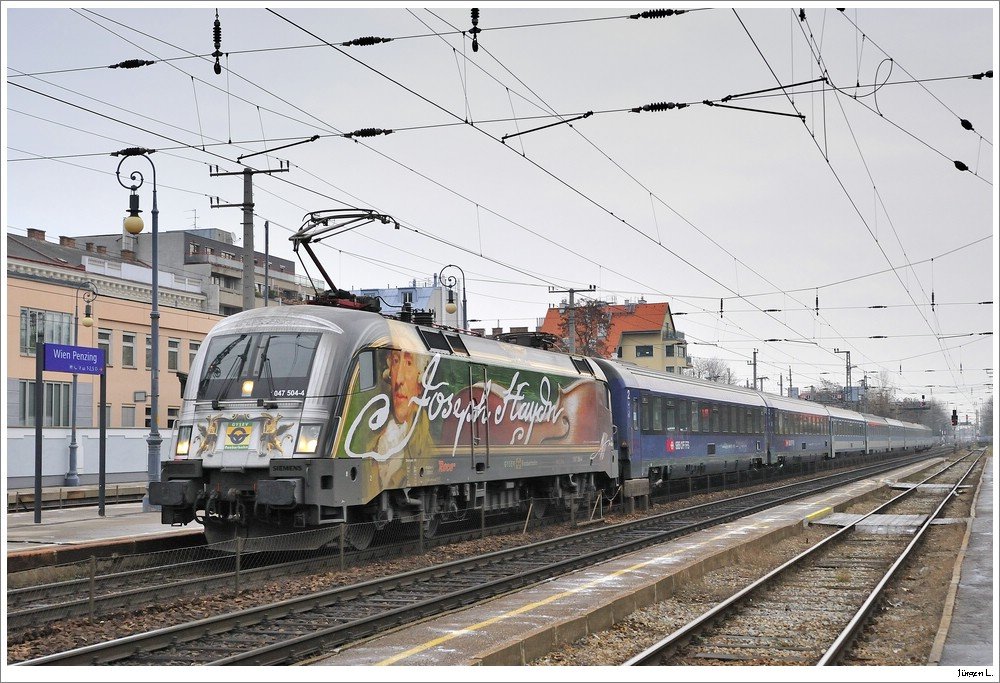 1116.504 (Josef Haydn) mit dem EN467 (Zrich-Wien-Budapest) bei der Durchfahrt in Wien/Penzing, 12.12.2009.
