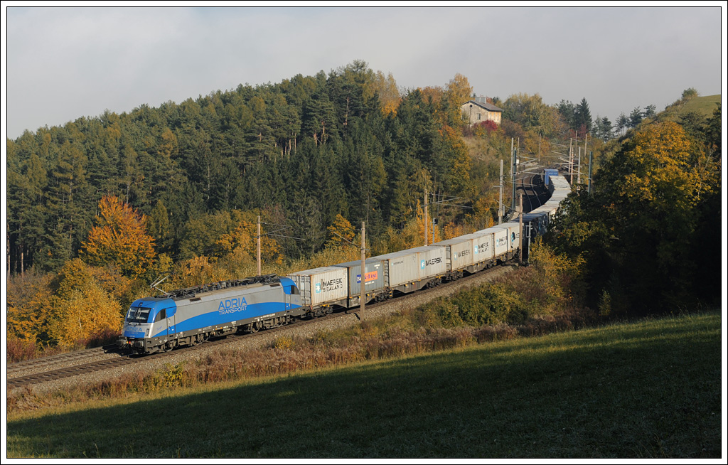 1116.922 mit dem LTE Containerzug 42488 (Js – Dlr) am 22.10.2012 auf der Steinbauer Weise bei der Talfahrt der Semmering Nordrampe.