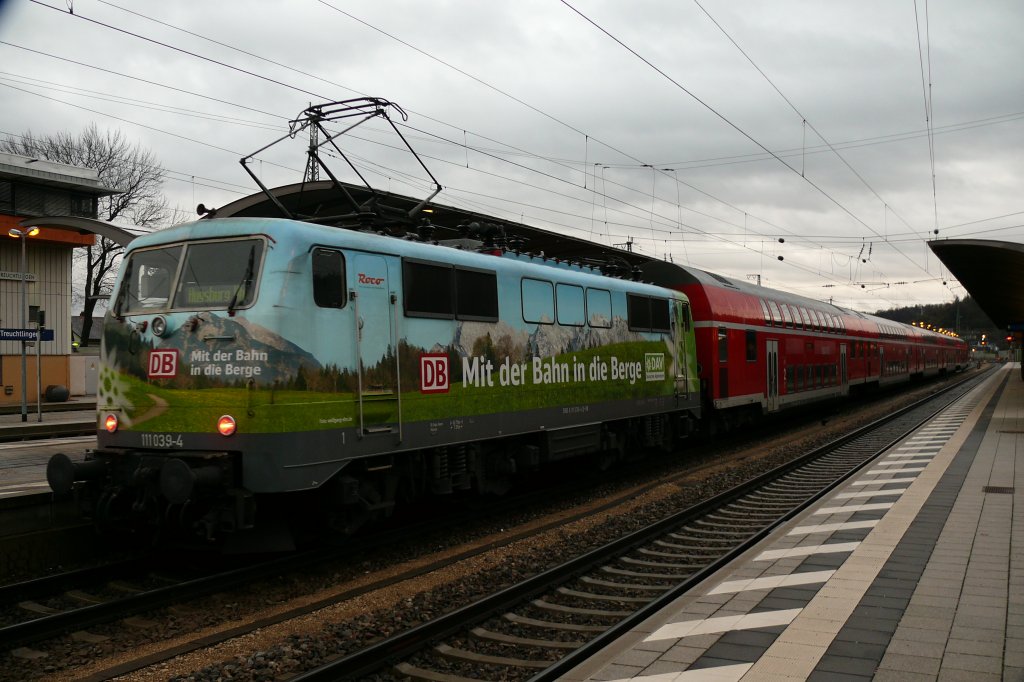111er-Time in Treuchtlingen 2. 111 039 mit dem RE nach Augsburg am 27.12.12 in Treuchtlingen.