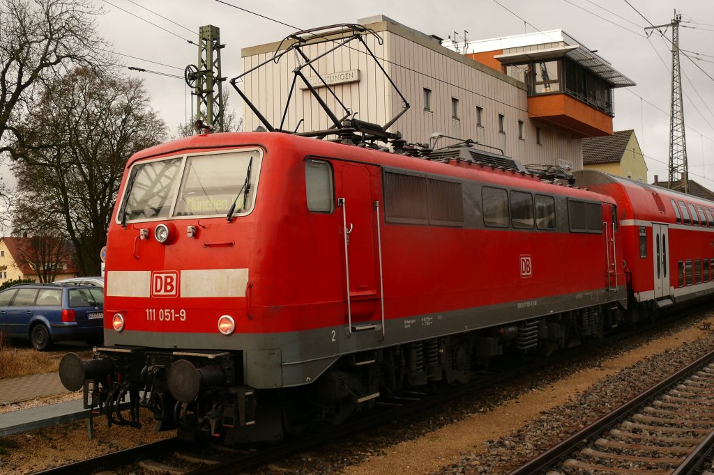 111er-Time in Treuchtlingen 4. 111 051 mit einer RB nach Mnchen Hbf in Treuchtlingen. 