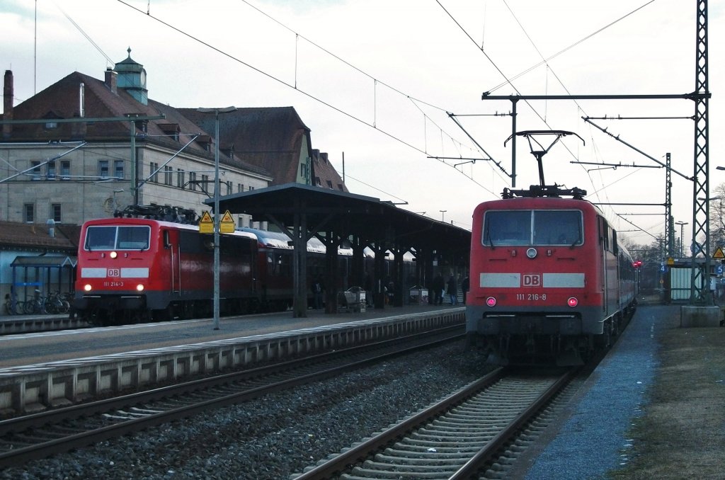 111er Treff in Kronach am 02.Mrz 2012. 111 214 mit der RB nach Saalfeld/S auf Gleis 2 und 111 216 mit der RB nach Bamberg auf Gleis 4.