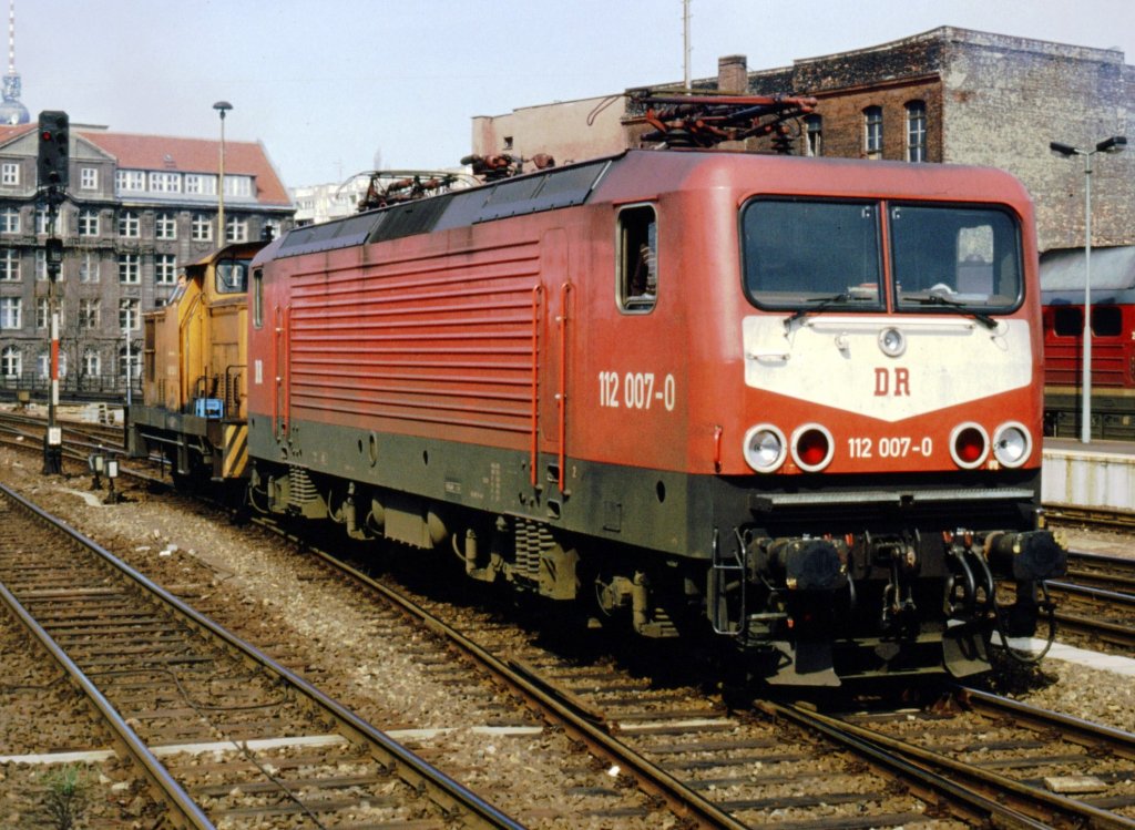 112 007-0 DR Berlin Hbf (Ostbf.) April 1993. Wegen fehlender Elektrifizierung wird die Lok von einer 105 umgesetzt
