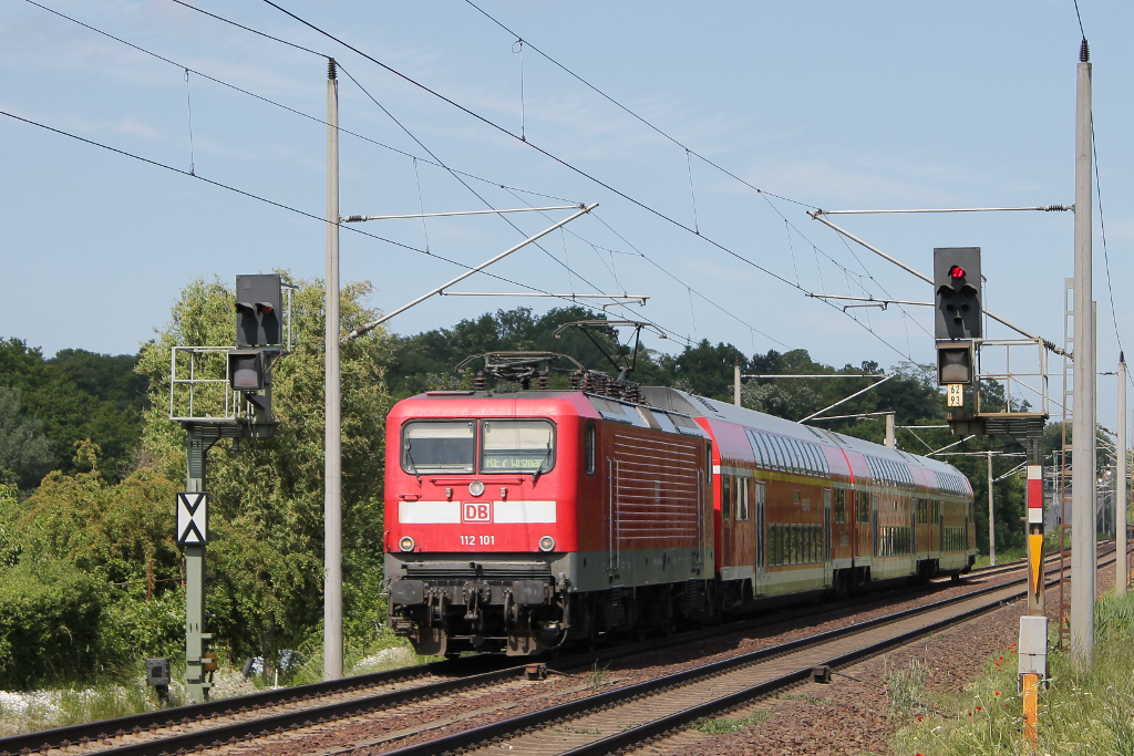 112 101-1 mit RE 7 (RE 4379) von Wismar nach Holthusen in Schwerin-Grries am 09.06.2013