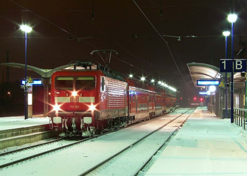 112 101 steht hier mit dem RE2 nach Cottbus in Lbebnau/Spreewald bereit. Seine Reise hat er in Rathenow begonnen. 31.12.2009
