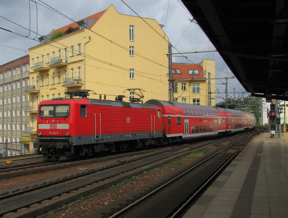 112 102-9 fhrt hier mit dem RE2 von Rathenow nach Knigs Wusterhausen in den Bahnhof von Berlin Friedrichtrae ein. 12.06.2010