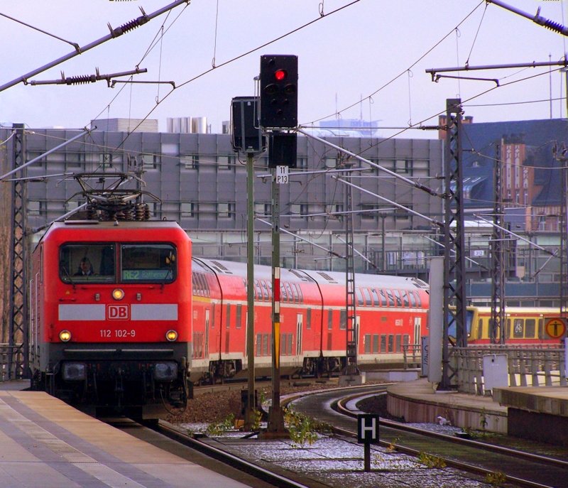 112 102-9 fhrt mit dem RE2 aus Cottbus kommend auf Ihrem Weg nach Rathenow in Berlin Hbf ein. 13.12.09