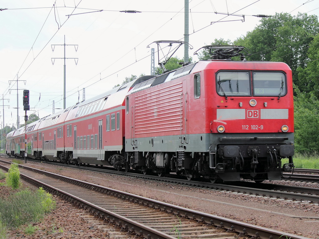 112 102-9 mit dem RE 3 nach Elsterwerder durchfhrt am 01. Juni 2013 den sdlichen Berliner Auenring bei Diedersdorf:

