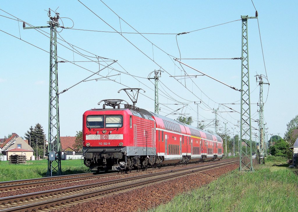 112 102-9 mit dem RE2 von Cottbus nach Wittenberge. Aufgrund des Schwellenaustausches zwischen Berlin und Hamburg, wurde die RE2 Linie ab Rathenow bis Wittenberge oder Wismar verlngert. 01.05.2009 