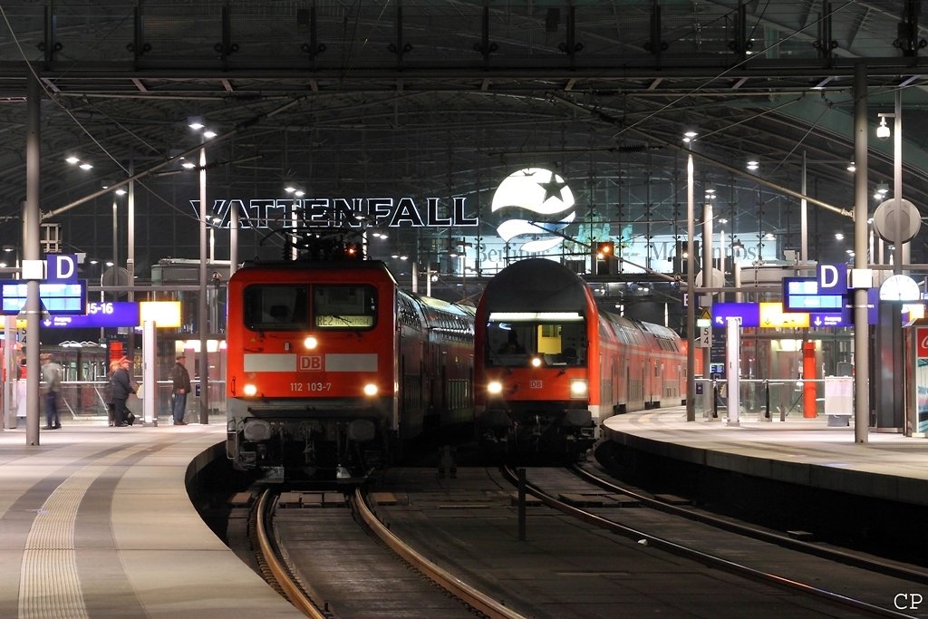 112 103-7 steht mit dem RE 38144 nach Rathenow am Gleis 13. Am Gleis 12 steht die RB 94072 nach Nauen. (Berlin Hbf am 12.12.2009)