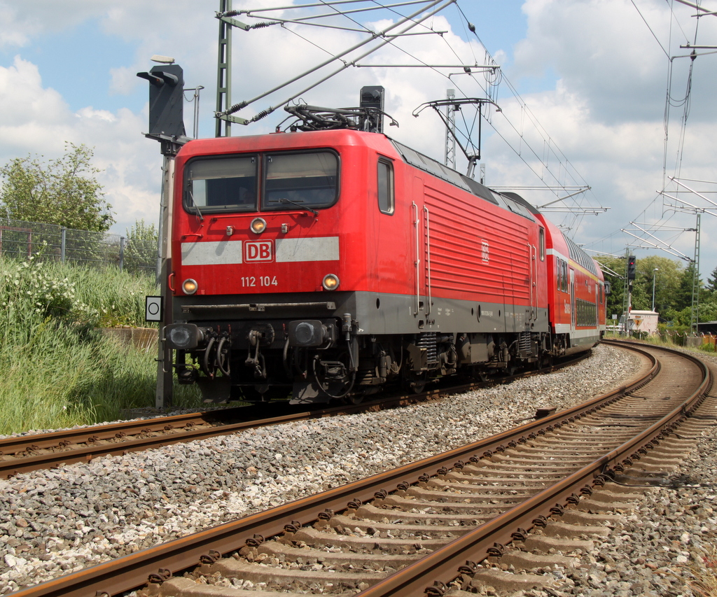 112 104-5 mit RB 13260 von Ribnitz-Damgarten West nach Rostock Hbf bei der Einfahrt im Rostocker Hbf.14.06.2013  