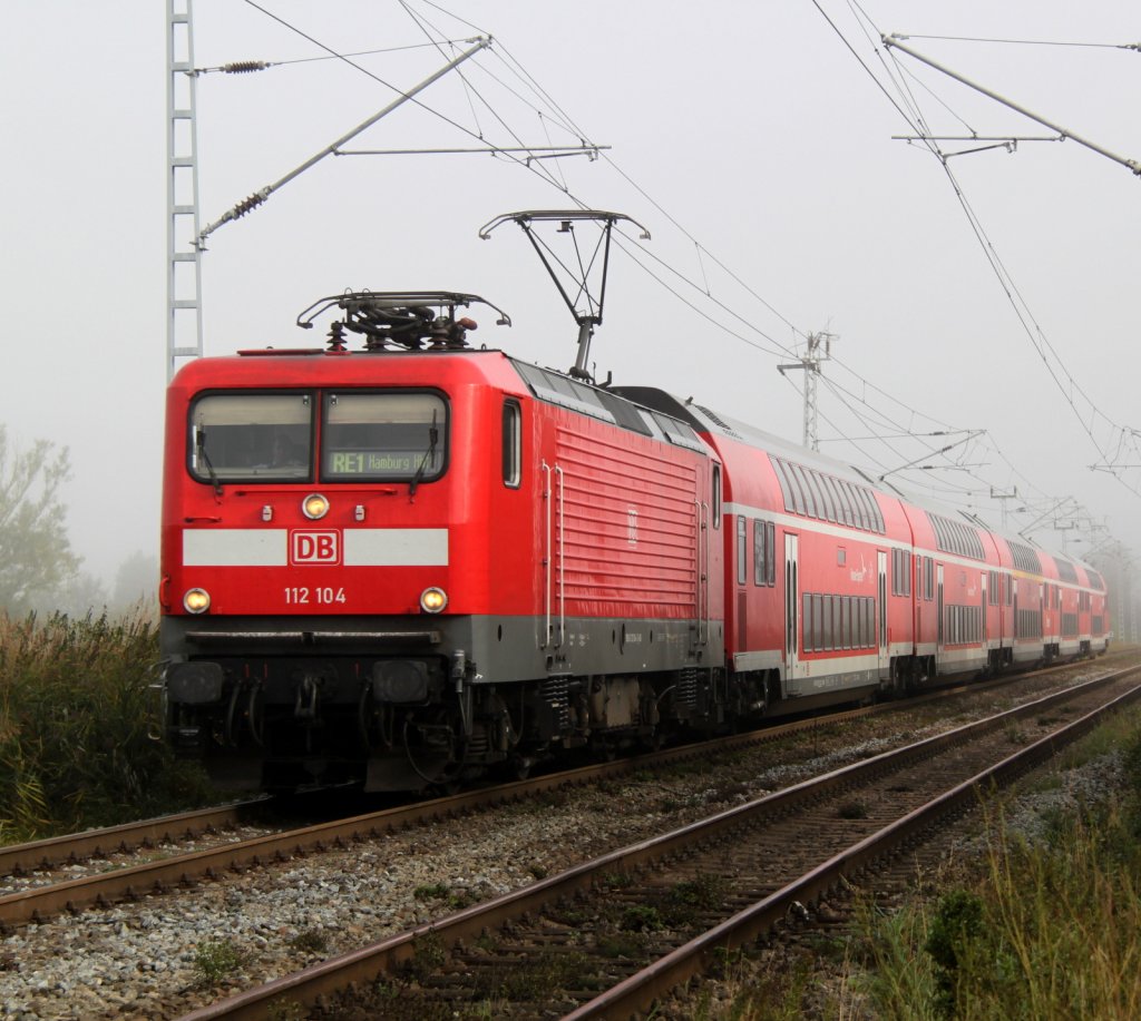 112 104-5 mit RE 4306 von Rostock Hbf nach Hamburg Hbf bei der Durchfahrt in Sildemow.09.09.2012
