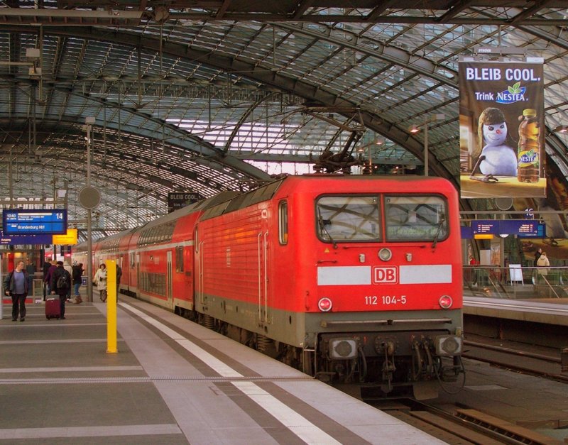112 104-5 schiebt Ihren RE1 fleiig in Richtung Brandenburg Hbf. Hier ein etwas lngerer Stop am Hauptbahnhof Berlin am 13.12.09