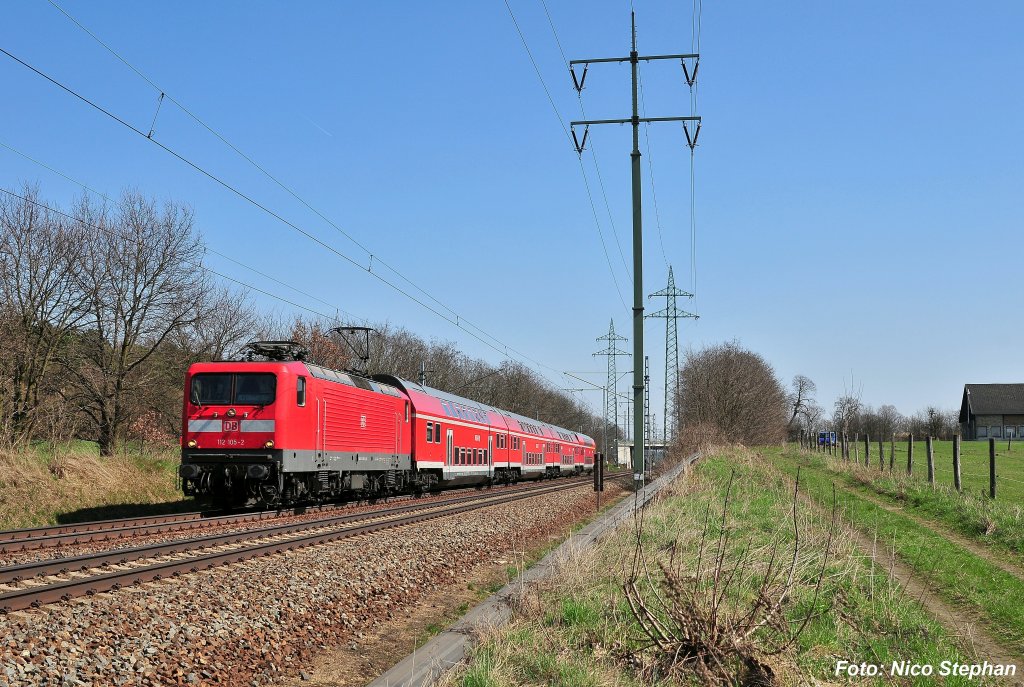 112 105-2 mit einem RE nach Berlin (Diedersdorf 07.04.10)