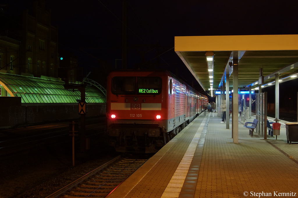 112 105 mit dem RE2 (RE 37385) von Rathenow nach Cottbus in Rathenow. Ab n�chsten Sonntag gibt es diese direkt Verbindung nach Cottbus nicht mehr. Dann f�hrt der RE4 ab Rathenow nach Ludwigsfelde und wenn man nach Cottbus will, muss man in Berlin umsteigen. 04.12.2011