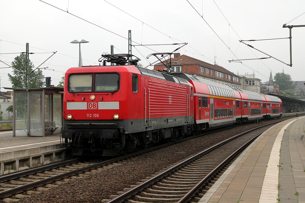 112 106-0 mit RE 7 (RE 4380) von Ludwigslust nach Wismar in Schwerin Hbf am 21.05.2013