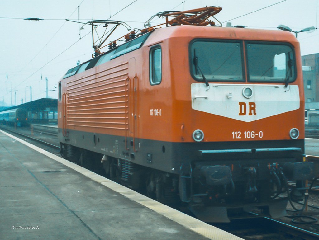 112 106 hier in Bln.-Lichtenberg ca.1992 noch mit  DR  Logo. Sp�ter wurden der
DB- Keks aufs DR-Logo geklebt, bevor im AW Dessau dann die neue DB Bemahlung kam.