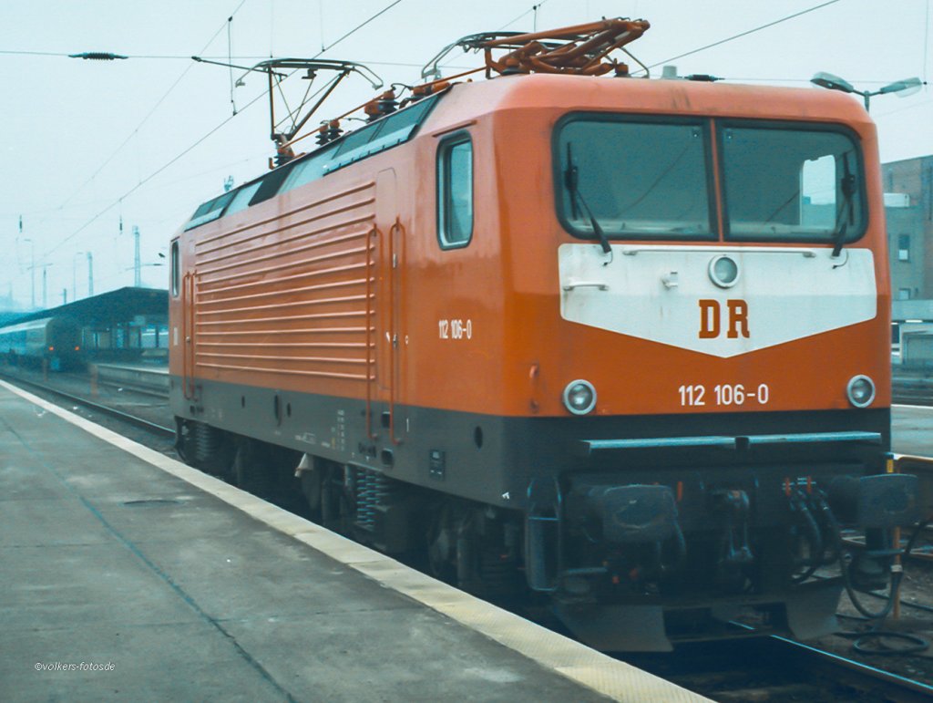 112 106 hier in Bln.-Lichtenberg ca.1992 noch mit  DR  Logo. Spter wurden der
DB- Keks aufs DR-Logo geklebt, bevor im AW Dessau dann die neue DB Bemahlung kam.