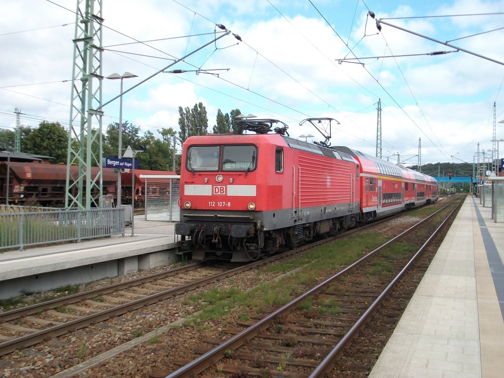 112 107 ist am 07.September 2010 wieder einmal f�r einen Flirt eingesprungen.Hier hielt Sie mit dem RE 33214 Sassnitz-Rostock in Bergen/R�gen.