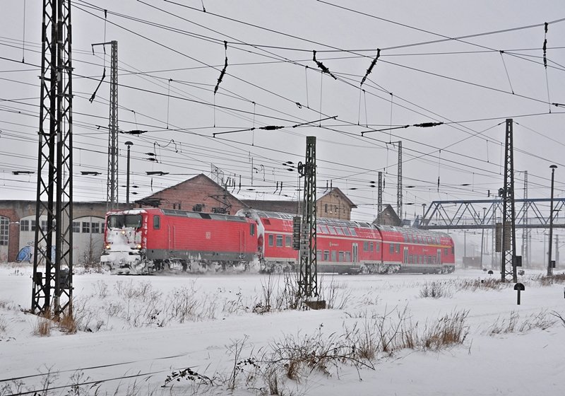 112 107 mit dem Ersatzzug f�hrt gerade aus dem Bf Stralsund aus, 02.02.2010