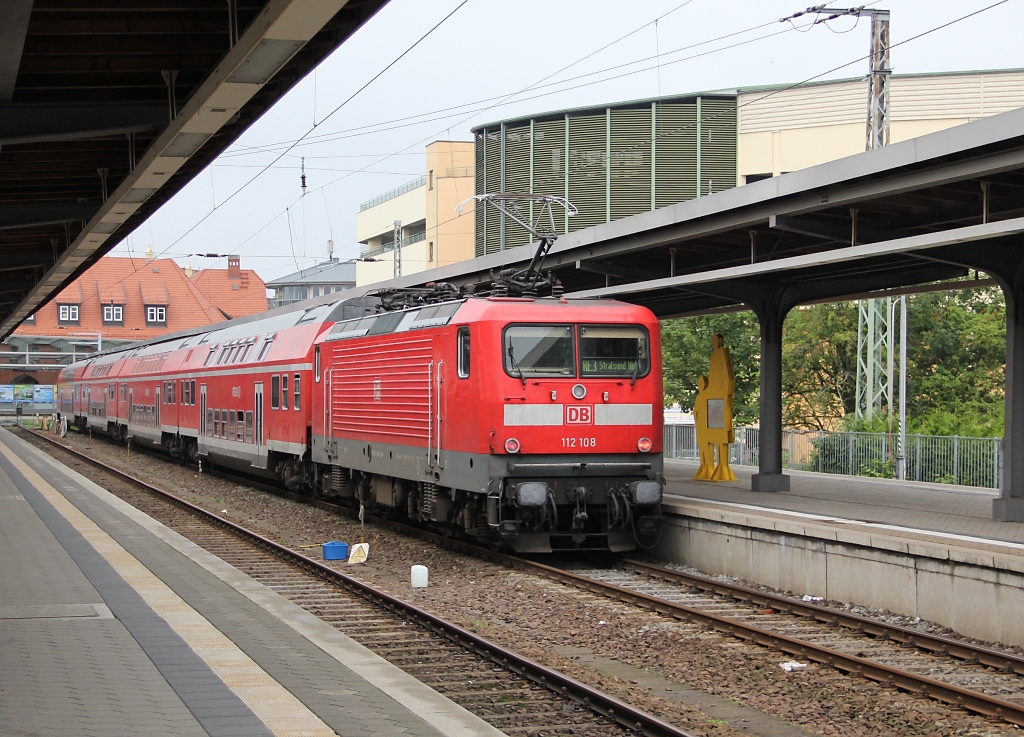 112 108 mit RE3 im Bahnhof Stralsund. Aufgenommen am 13.08.2011.